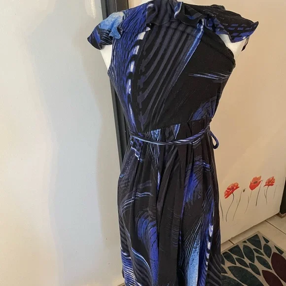 Ruffle collar sleeveless blue and black dress with tie belt - Picture 5 of 10